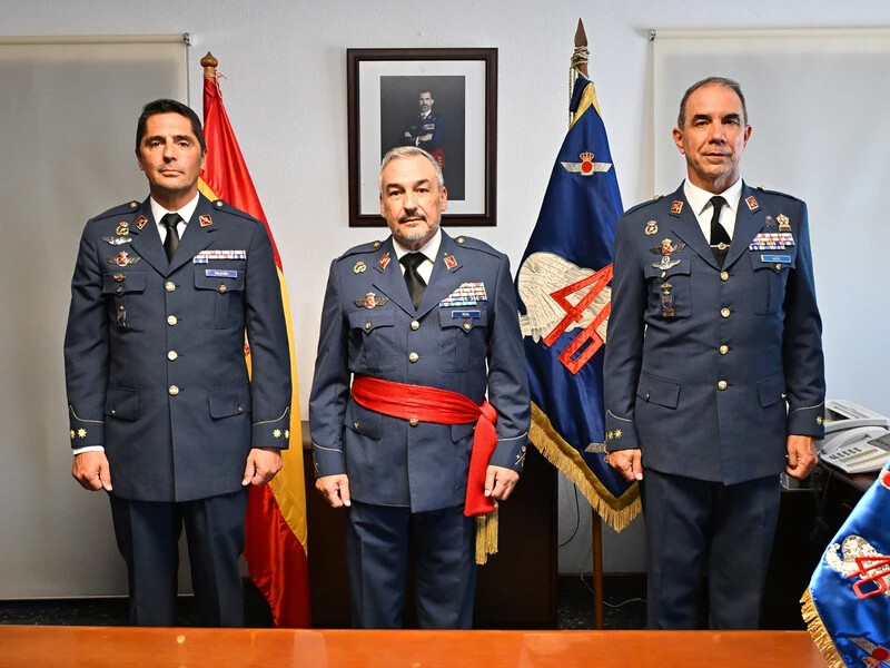 Momento toma de posesi�n, de izquierda a derecha, el coronel Salda�a, general Vidal y el saliente coronel Ab�s. (foto Ala 46)
